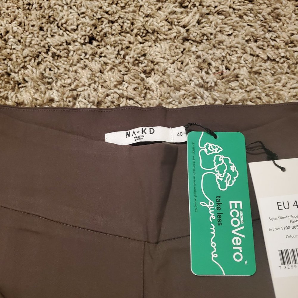 NA-KD brand. Slim-fit super stretch slit pants. - Picture 2 of 6
